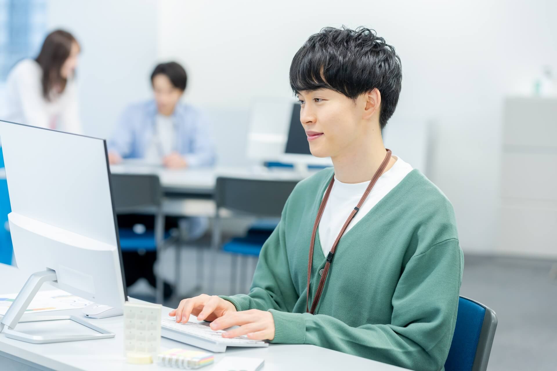 オフィスで働く集中している男性
